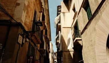 Narrow city street auf Mallorca mit Gebäuden und einer Uhr, aufgenommen von Felix