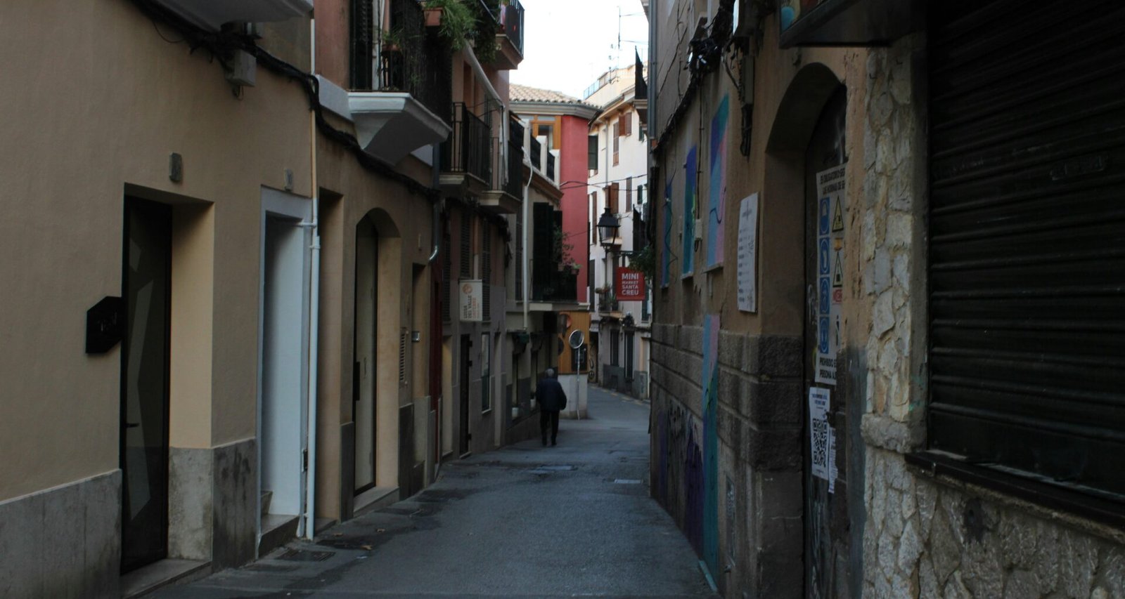 Narrow street with colorful buildings on Mallorca, captured by Susana Bartolome