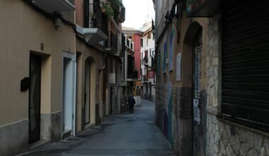 Narrow street with colorful buildings on Mallorca, captured by Susana Bartolome
