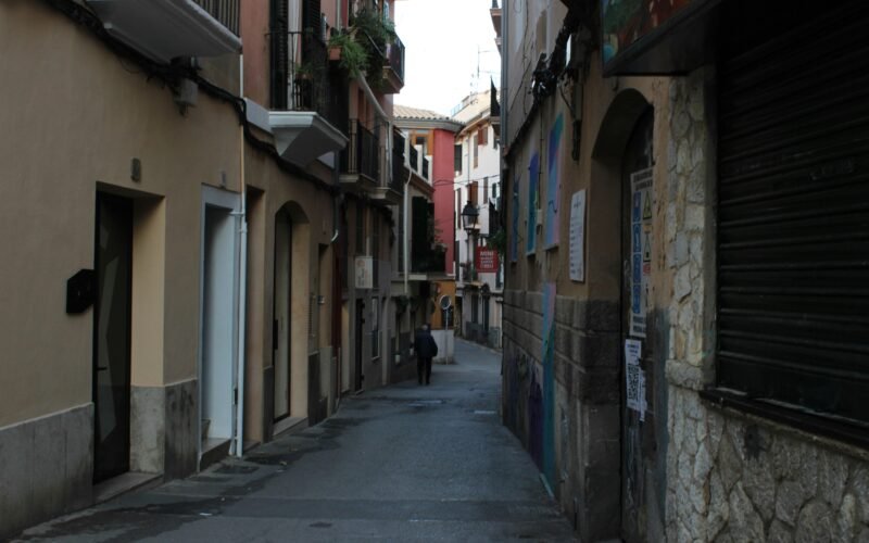 Narrow street with colorful buildings on Mallorca, captured by Susana Bartolome