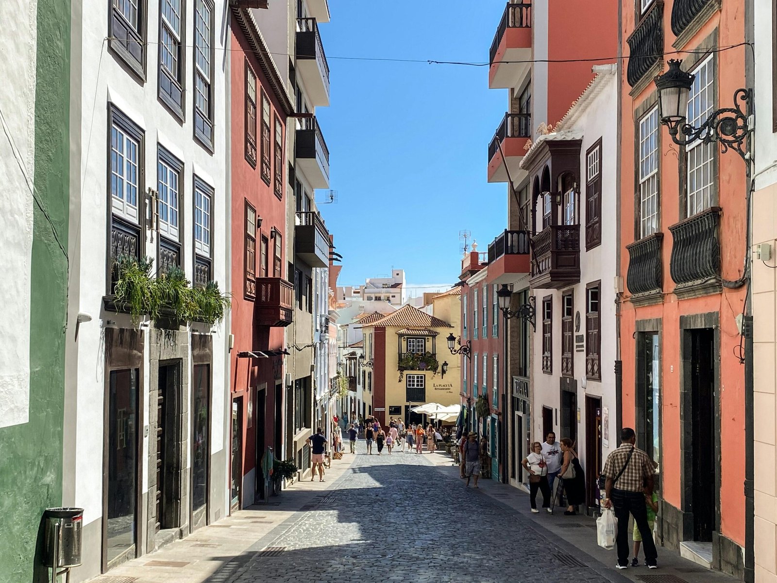 Enge Straße auf Mallorca mit Passanten, von Linda Gerbec aufgenommen, zeigt das authentische Inselleben.
