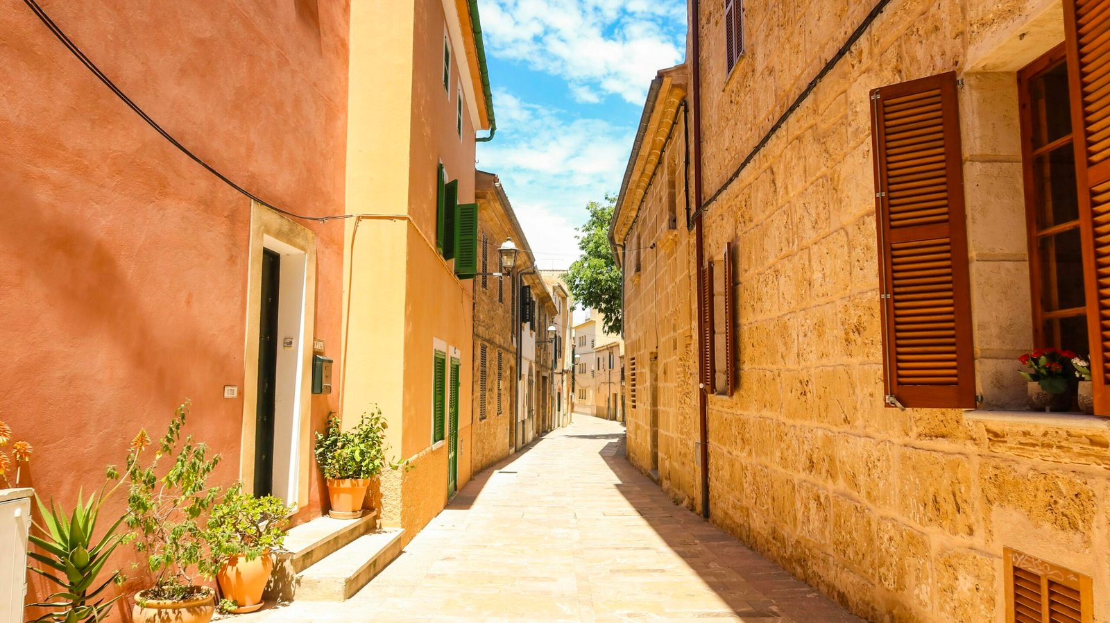 Narrow street with small windows auf Mallorca, fotografiert von Nino A