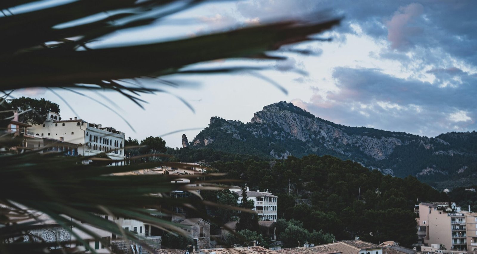 Stadt mit Bergen im Hintergrund auf Mallorca, Bergkinder fotografiert die beeindruckende Landschaft.