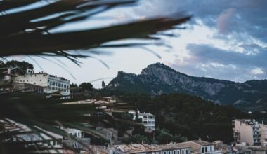 Stadt mit Bergen im Hintergrund auf Mallorca, Bergkinder fotografiert die beeindruckende Landschaft.