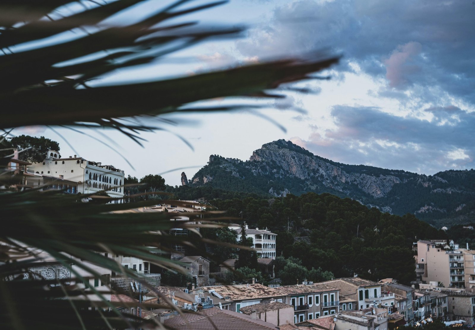 Stadt auf Mallorca mit Bergen im Hintergrund, aufgenommen von Bergkinder