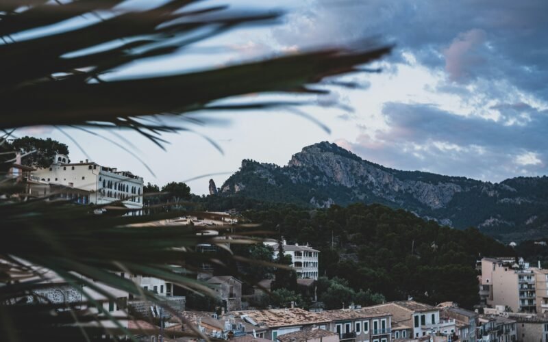 Stadt mit Bergen im Hintergrund auf Mallorca, aufgenommen von Bergkinder, zeigt die landschaftliche Vielfalt der Insel.