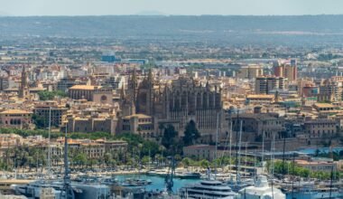 Hafen auf Mallorca mit zahlreichen Booten im Wasser, aufgenommen von David Vives