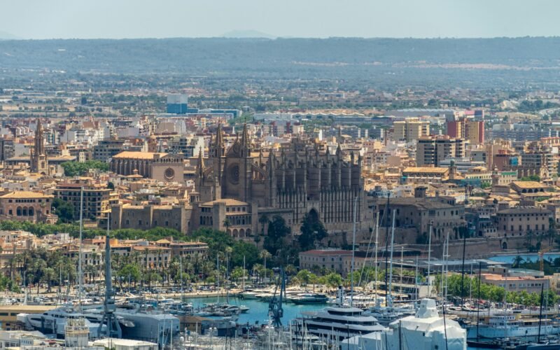 Hafen auf Mallorca mit zahlreichen Booten im Wasser, aufgenommen von David Vives