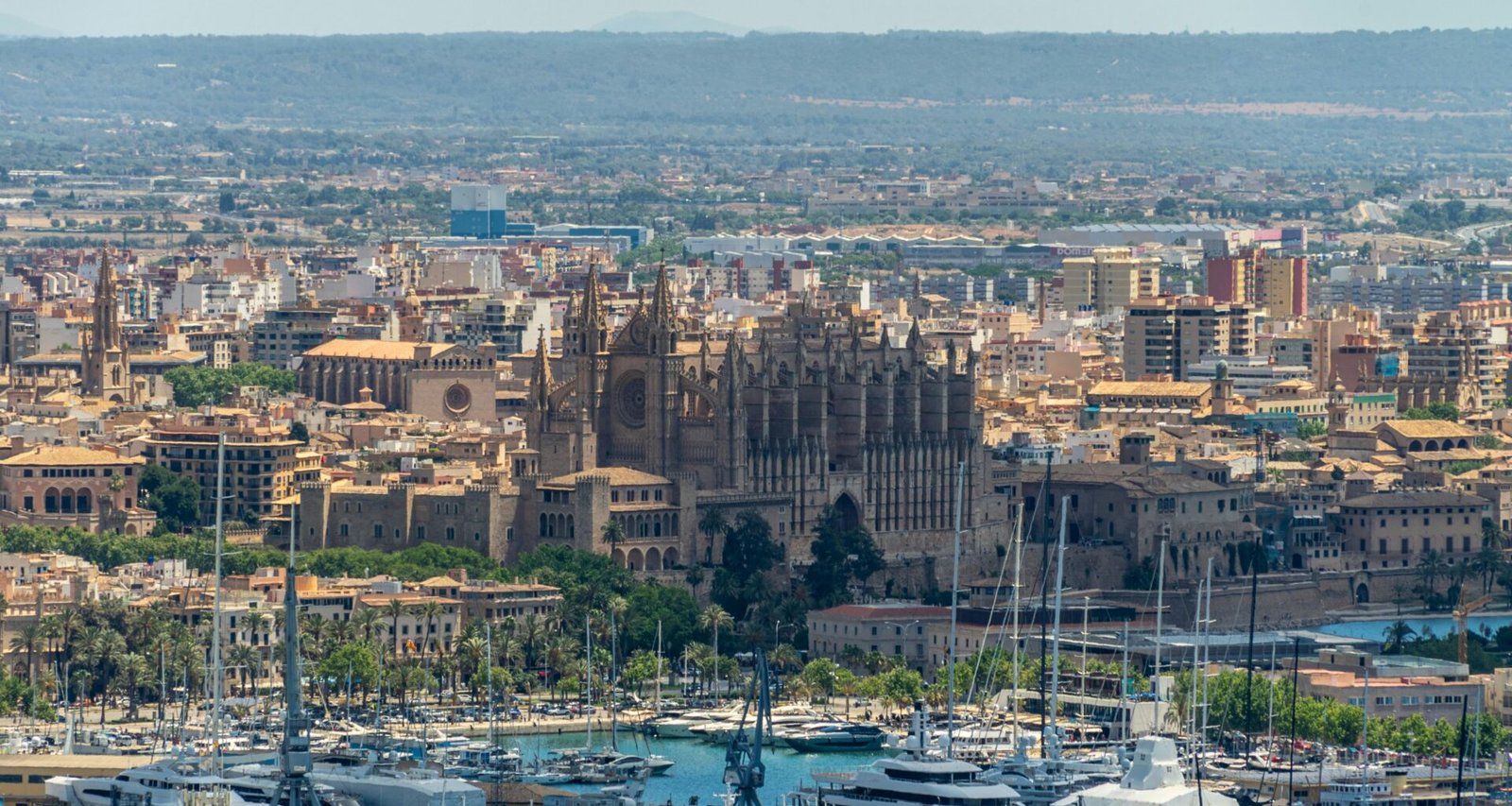 Stadt auf Mallorca mit zahlreichen Booten im Wasser, aufgenommen von David Vives