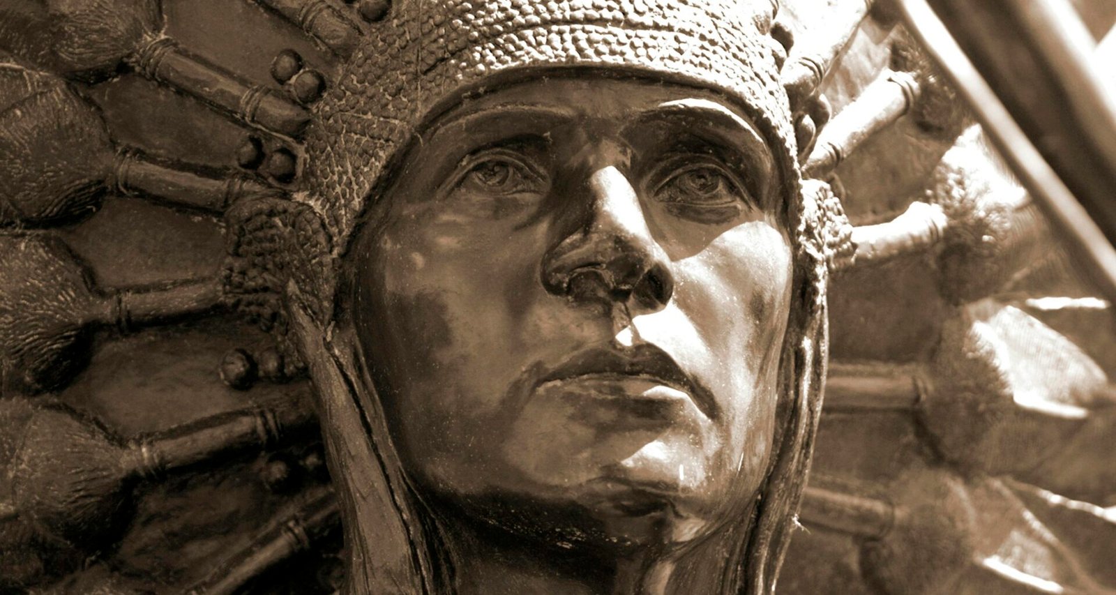 Statue einer Person auf Mallorca, fotografiert von David Trinks, zeigt ein kulturelles Kunstwerk der Insel.