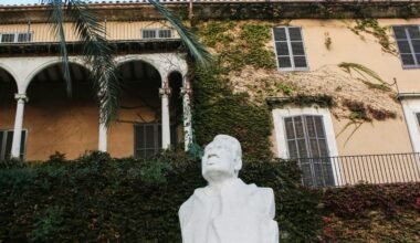 Statue eines Mannes vor einem Gebäude auf Mallorca, aufgenommen von Behnaz