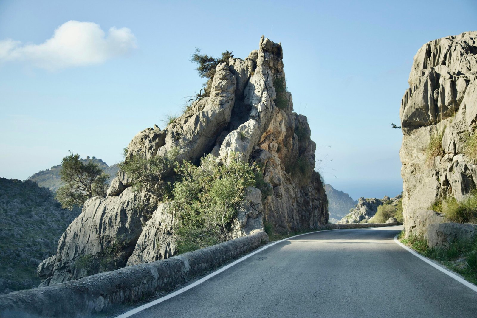 Eine Straße führt durch die bergige Landschaft auf Mallorca, aufgenommen von Stock Birken.