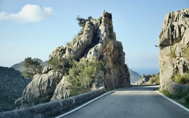 Straße auf Mallorca mit Berg im Hintergrund, aufgenommen von Stock Birken