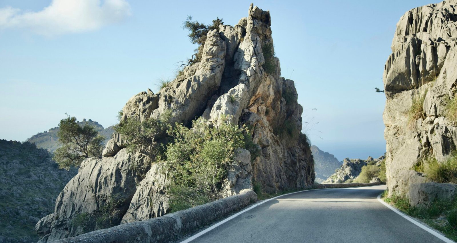 Straße auf Mallorca mit Berg im Hintergrund, aufgenommen von Stock Birken