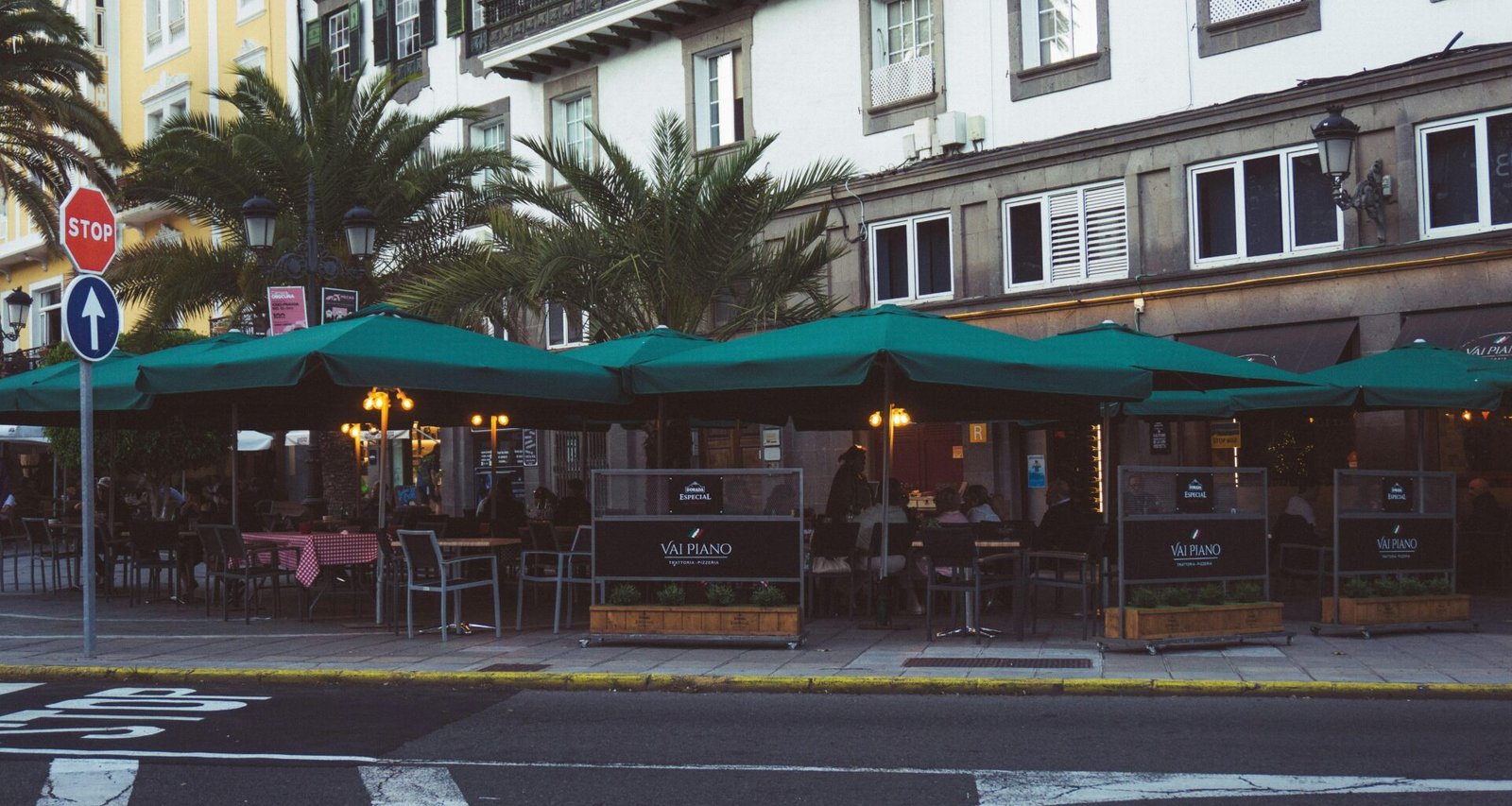 Straße mit einem Restaurant auf Mallorca, fotografiert von Guillaume Didelet