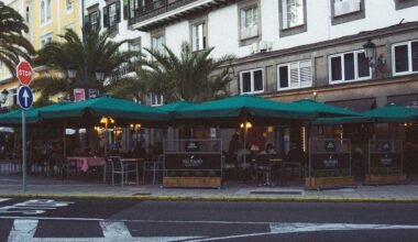 Straße mit einem Restaurant auf Mallorca, fotografiert von Guillaume Didelet