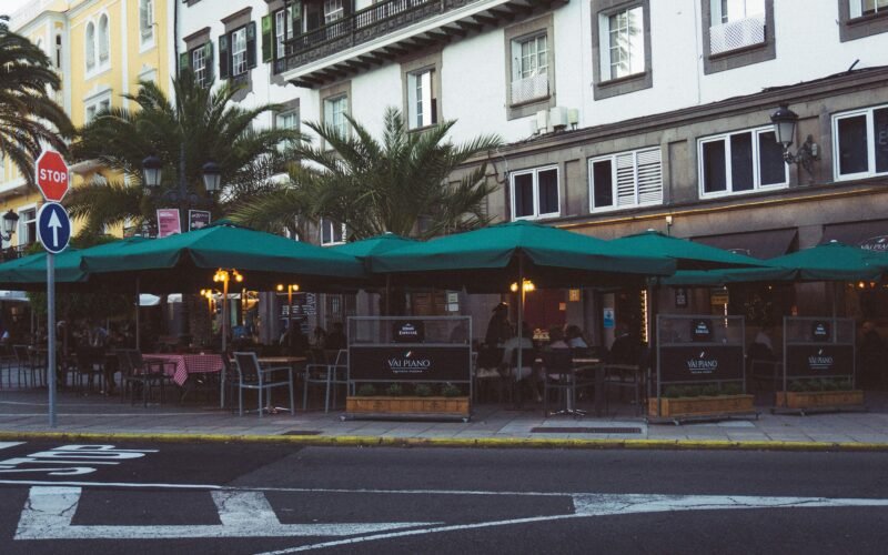 Straße mit einem Restaurant auf Mallorca, fotografiert von Guillaume Didelet
