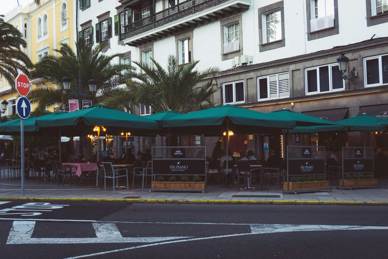 Straße mit einem Restaurant auf Mallorca, fotografiert von Guillaume Didelet