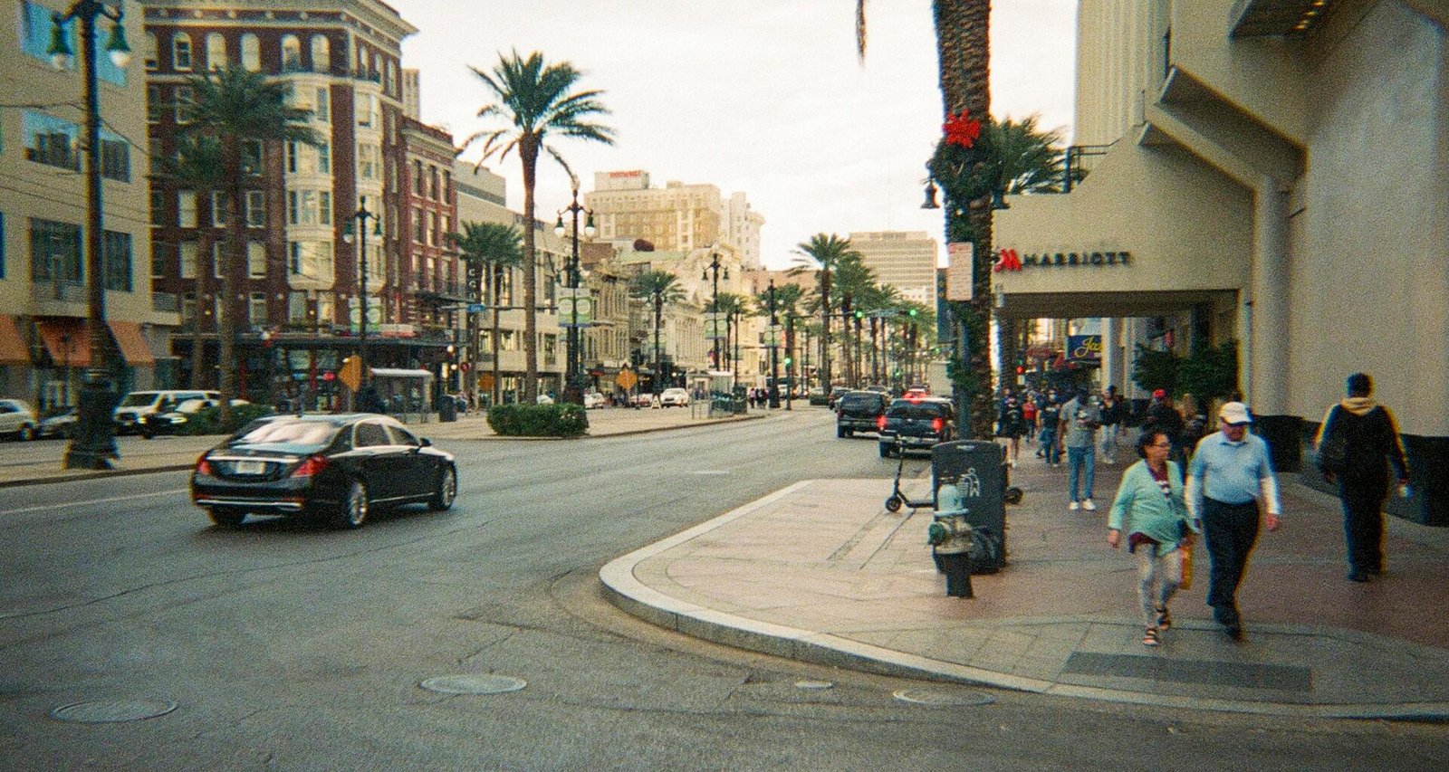 Straßenszene auf Mallorca mit Gebäuden und Palmen, aufgenommen von Alain Pierre-Lys