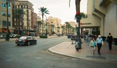 Straßenszene auf Mallorca mit Gebäuden und Palmen, aufgenommen von Alain Pierre-Lys