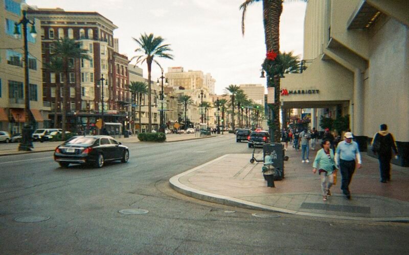 Straßenszene auf Mallorca mit Gebäuden und Palmen, aufgenommen von Alain Pierre-Lys