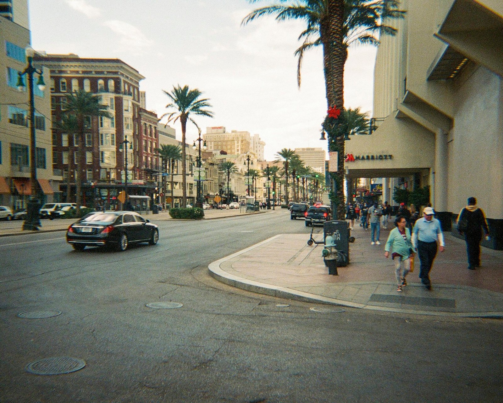 Straßenszene auf Mallorca mit Gebäuden und Palmen, aufgenommen von Alain Pierre-Lys