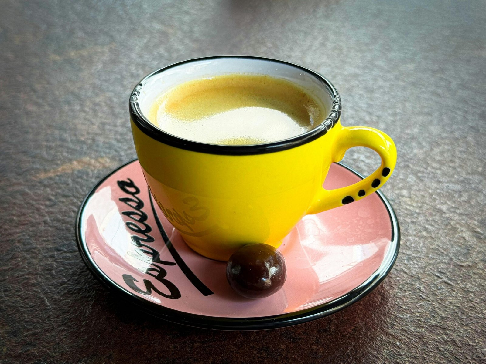 Eine Tasse Kaffee auf einem Unterteller, fotografiert auf Mallorca von Damien Kopp, in einer ruhigen Umgebung.