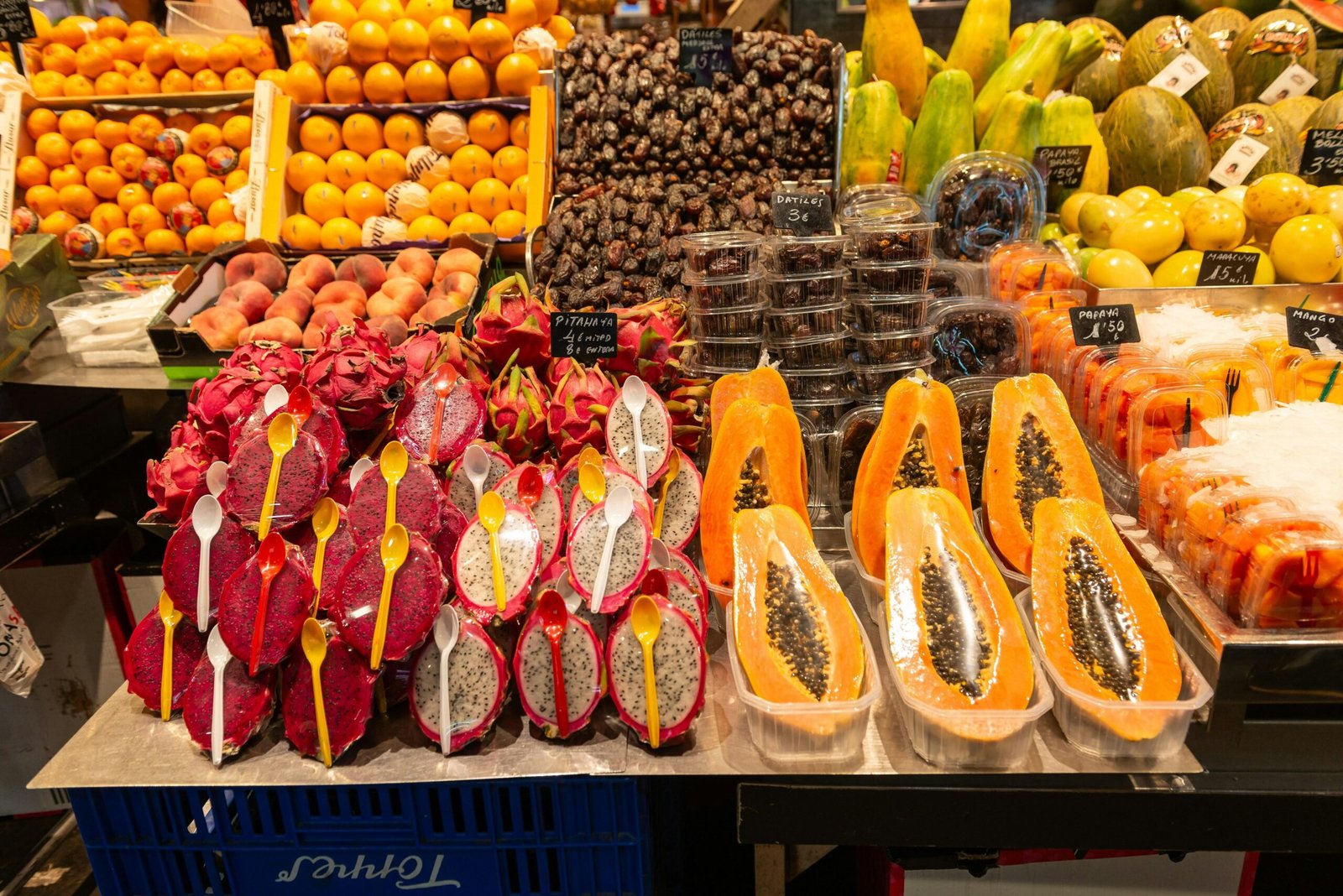 Verschiedene Früchte liegen auf einem Marktstand auf Mallorca, fotografiert von Mony Misheal.