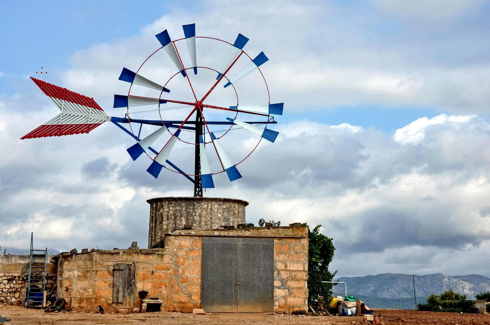 Windmühle auf Mallorca sitzend auf einer Steinmauer, aufgenommen von Wolfgang Weiser