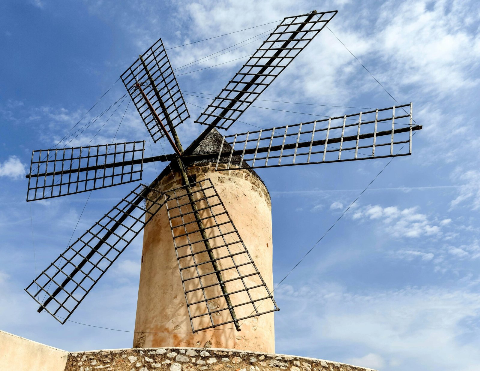 Windmühle auf Mallorca vor blauem Himmel, aufgenommen von Wolfgang Weiser
