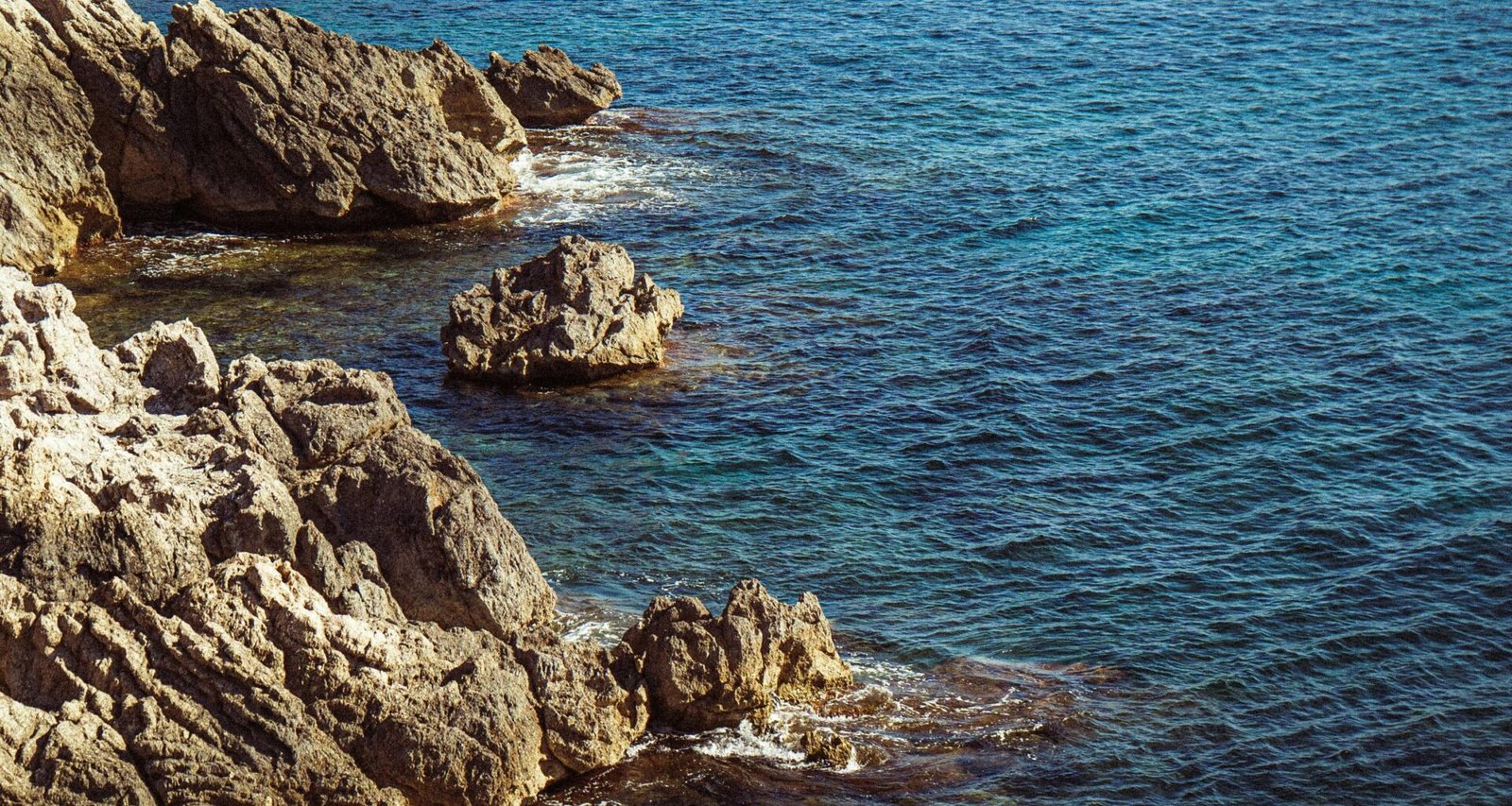 Felsige Küste und das blaue Meer auf Mallorca, fotografiert von Polina Cherkasova.