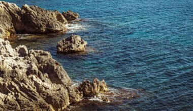 Felsige Küste und das blaue Meer auf Mallorca, fotografiert von Polina Cherkasova.