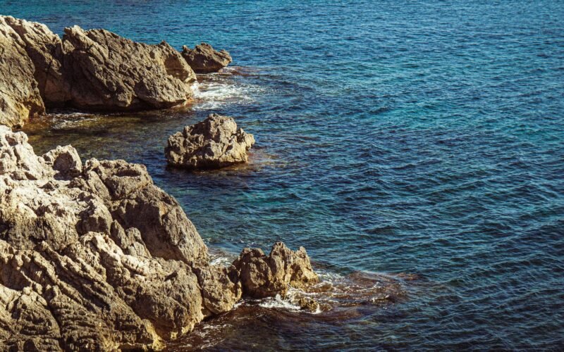 Felsige Küste und das blaue Meer auf Mallorca, fotografiert von Polina Cherkasova.