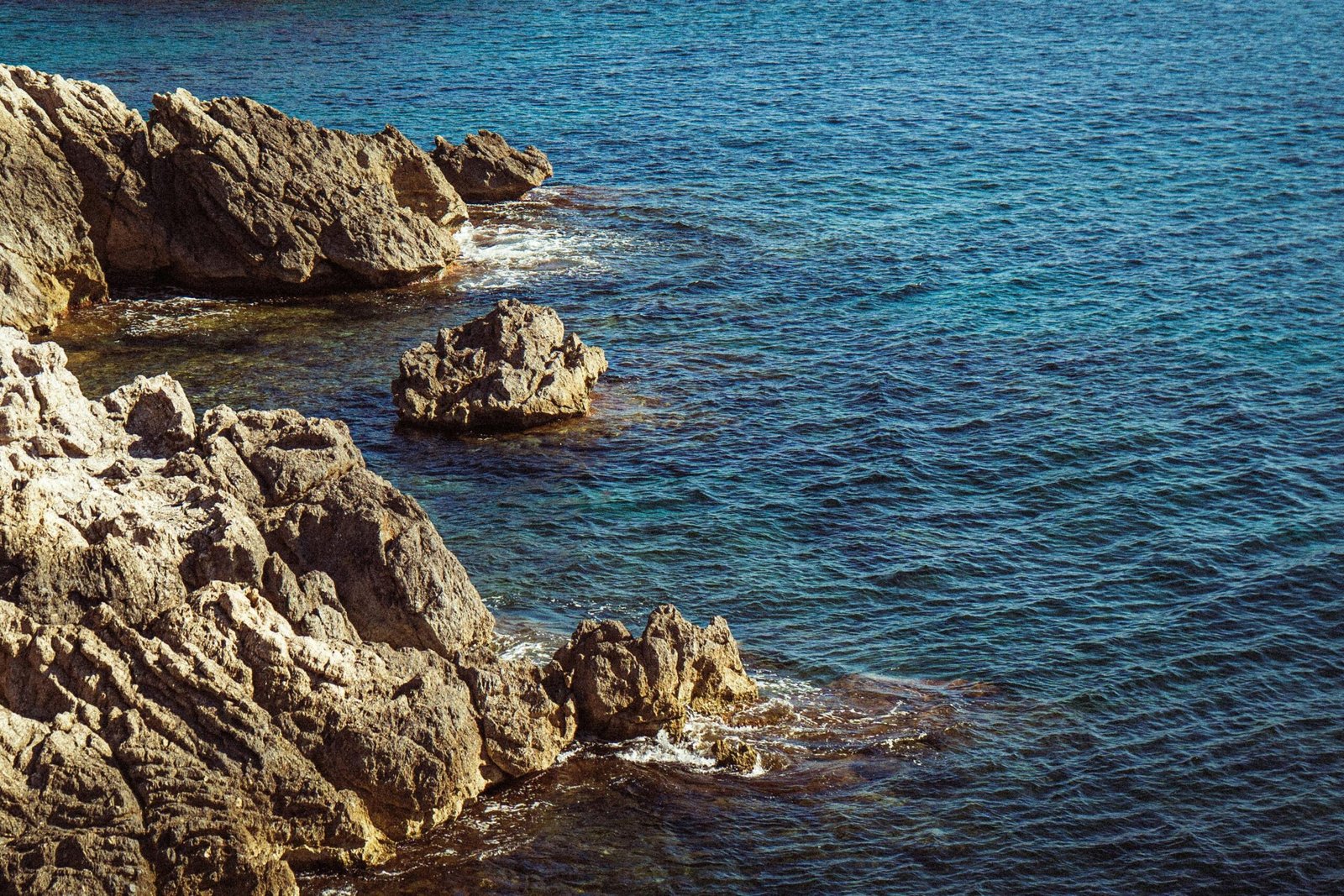 Felsige Küste und das blaue Meer auf Mallorca, fotografiert von Polina Cherkasova.