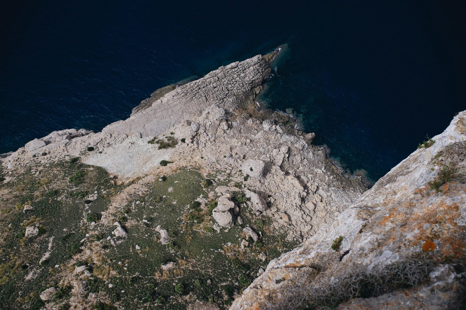 Felsen und Berge auf Mallorca, fotografiert von Oscar Nord, zeigen die beeindruckende Landschaft der Insel.
