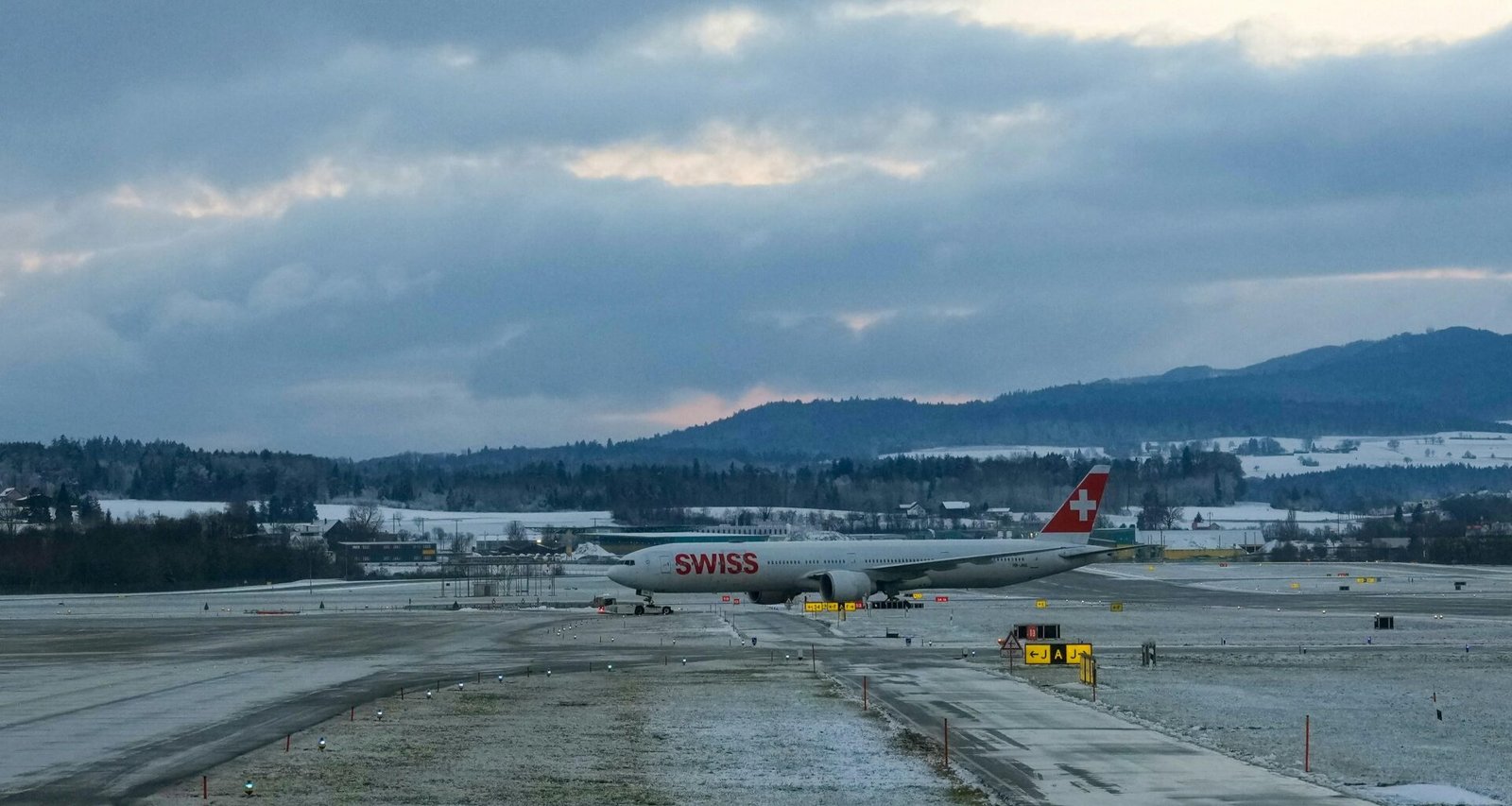 Ein Flugzeug auf verschneiter Landebahn auf Mallorca unter bewölktem Himmel, fotografiert von Markus Kammermann