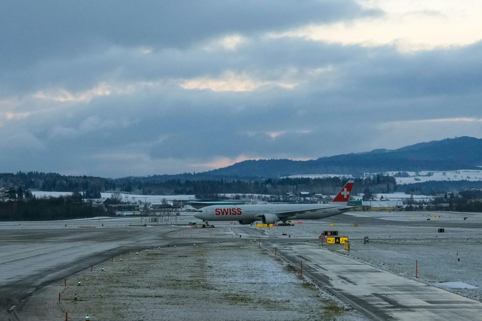 Ein Flugzeug auf verschneiter Landebahn auf Mallorca unter bewölktem Himmel, fotografiert von Markus Kammermann