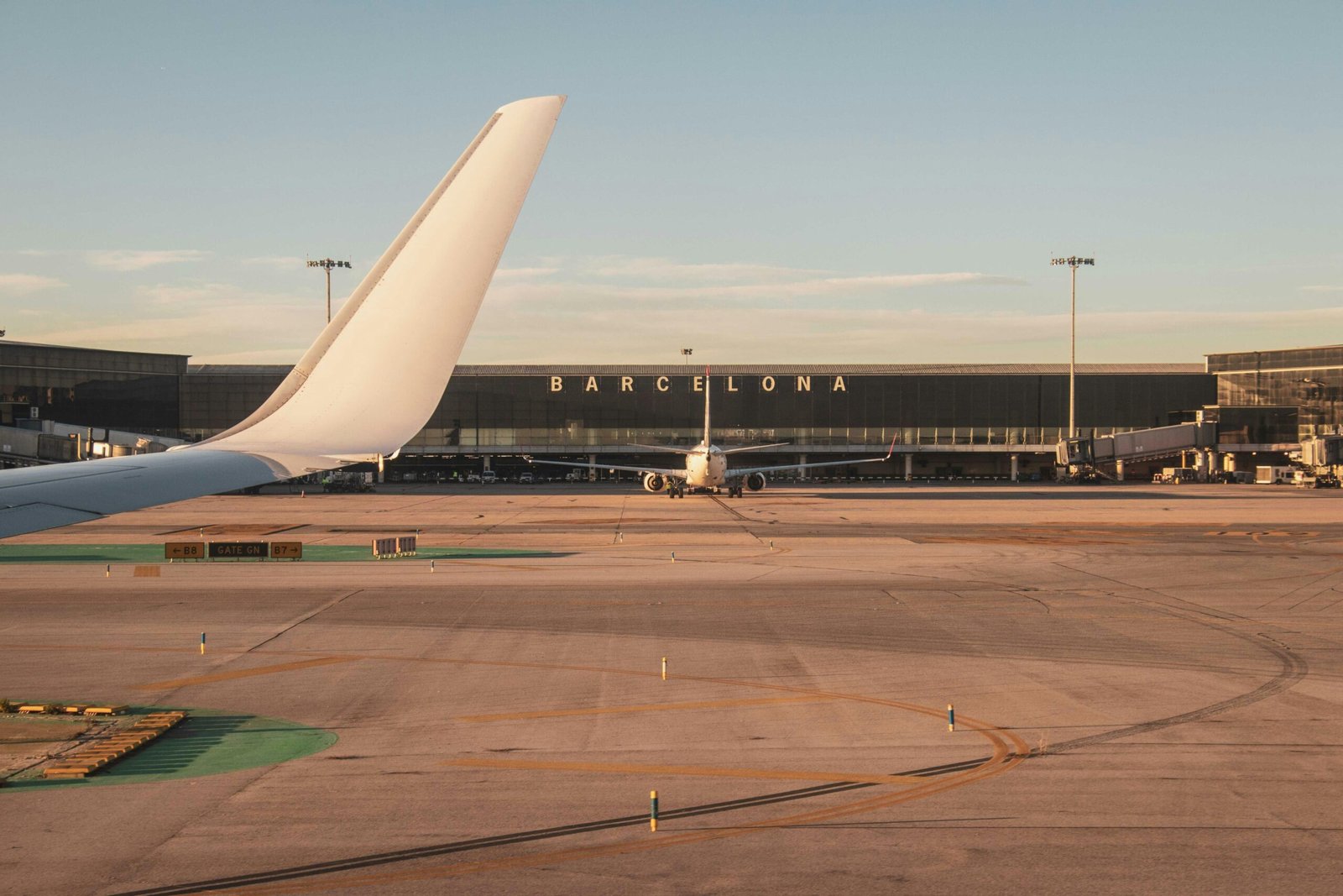 Ein Flugzeug am Flughafen Barcelona, aufgenommen von Angela Compagnone, während es auf Mallorca unterwegs ist.