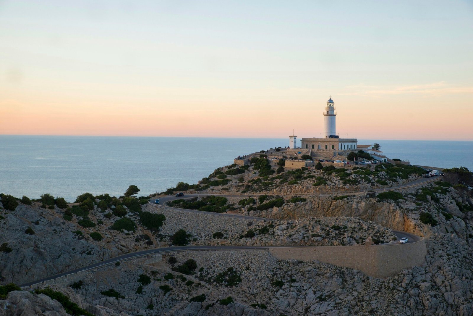 Weißer Leuchtturm auf Mallorca vor klarem Himmel, fotografiert von Daniel Agudelo