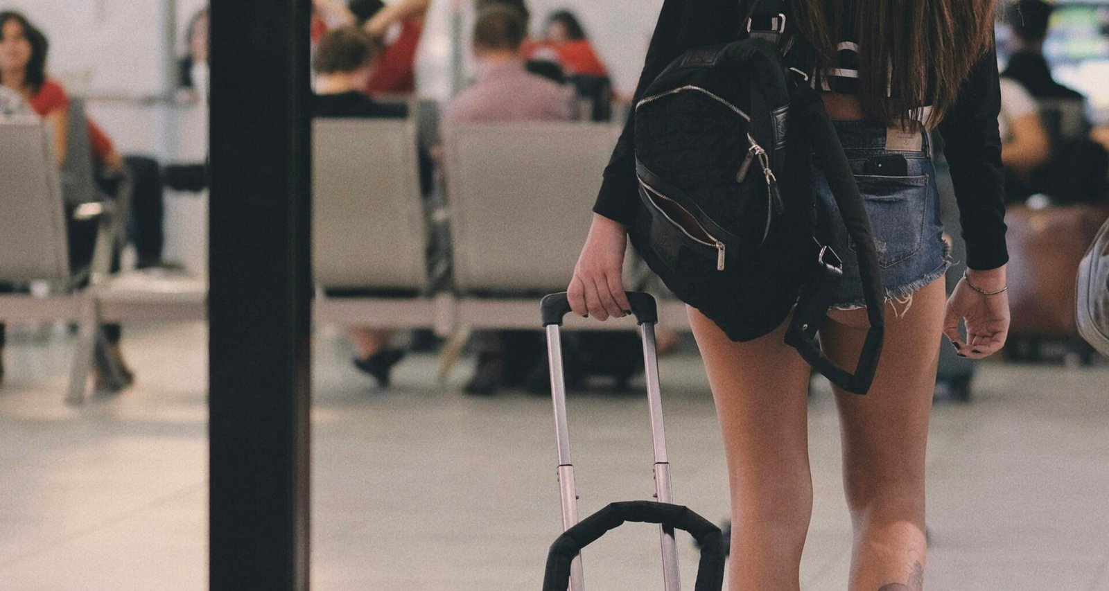 Frau hält Gepäckstück in der Hand, unterwegs auf Mallorca, fotografiert von Gabriel Crismariu