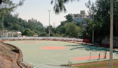 Außenbasketballplatz auf Mallorca mit Bäumen und Gebäuden im Hintergrund, fotografiert von Zhen Yao