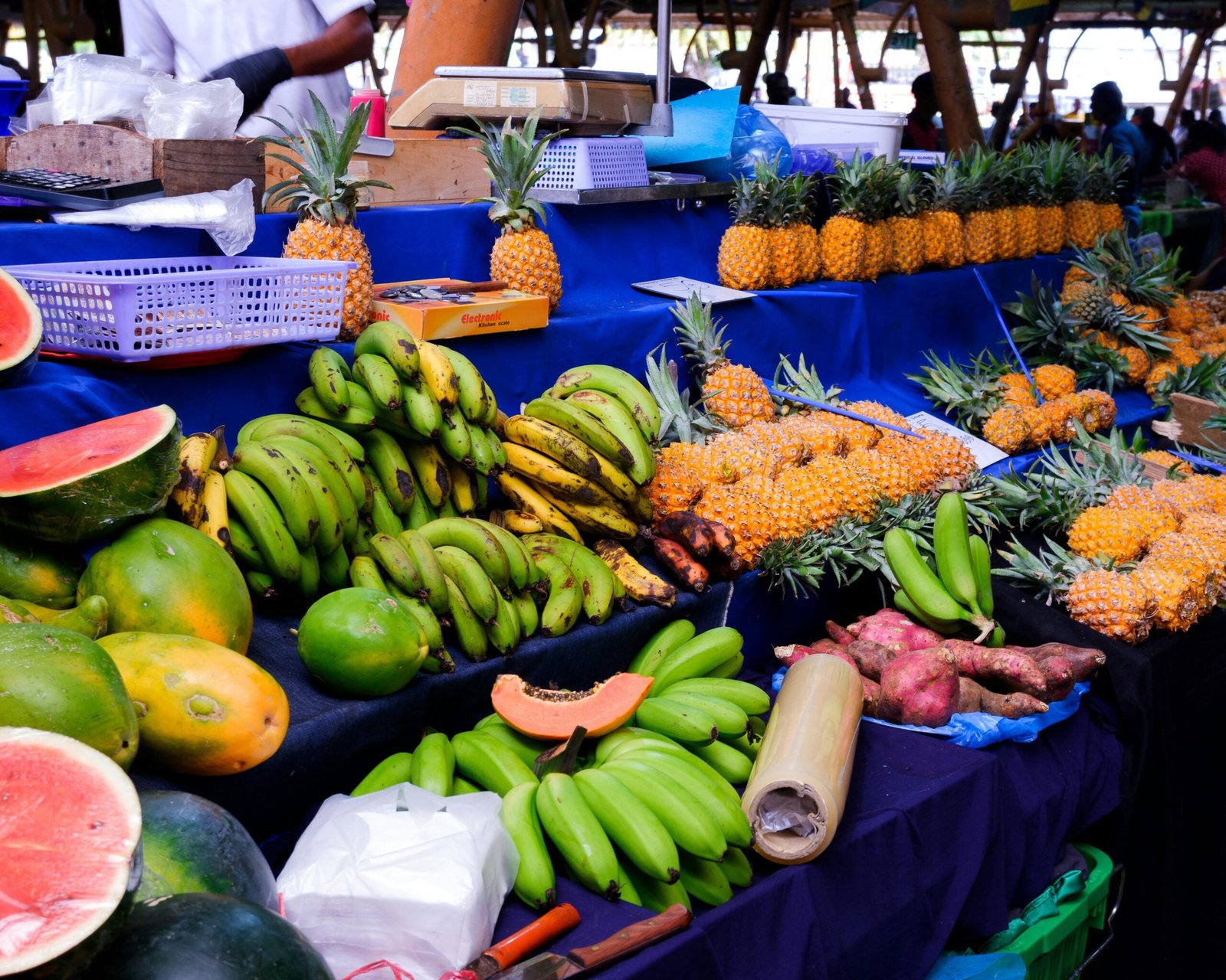 Bunte tropische Früchte wie Ananas und Mangos auf Mallorca an einem Marktstand, fotografiert von Tofan Teodor