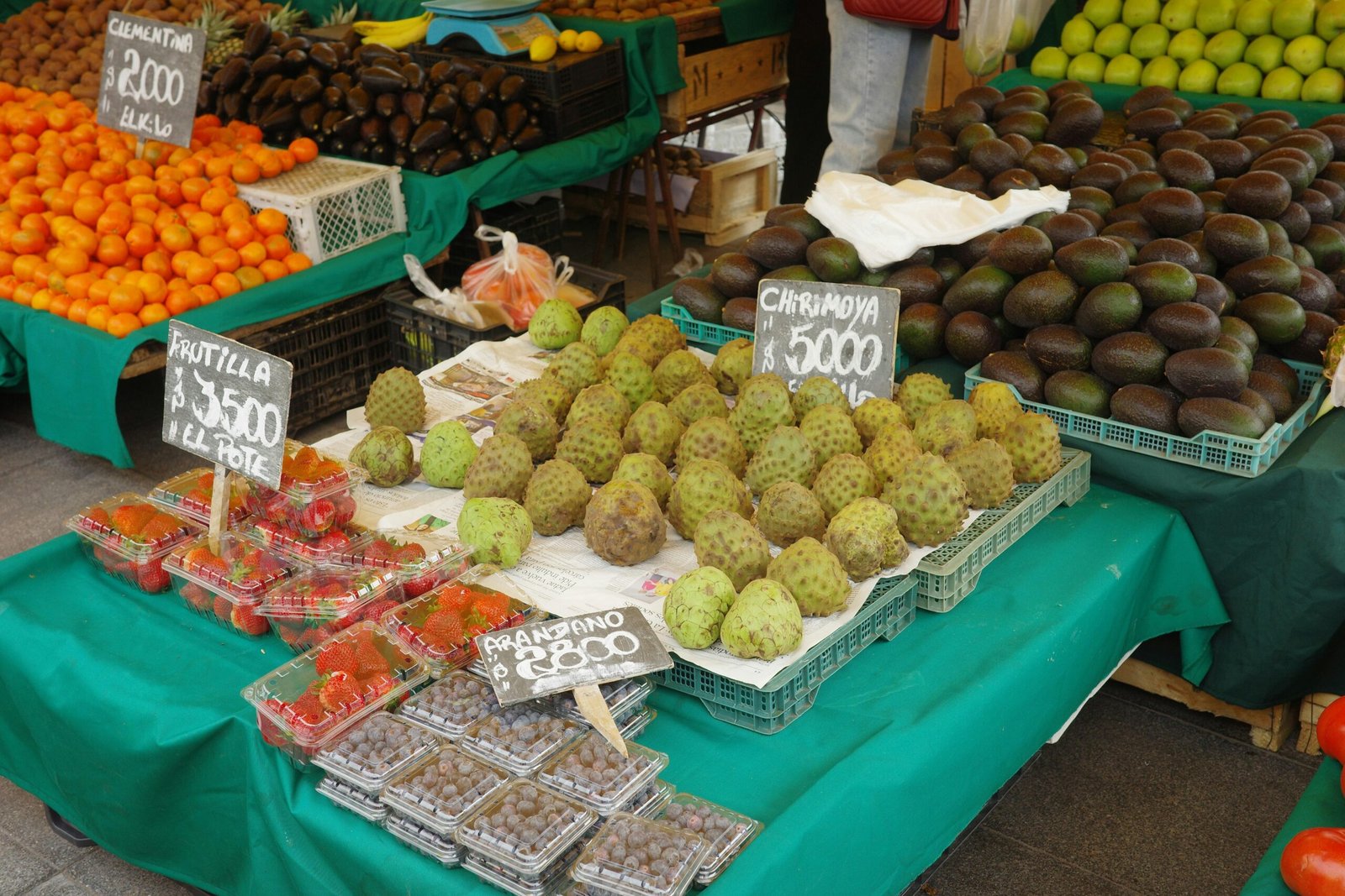 Frische Früchte und Gemüse auf einem Marktstand auf Mallorca, fotografiert von Masha