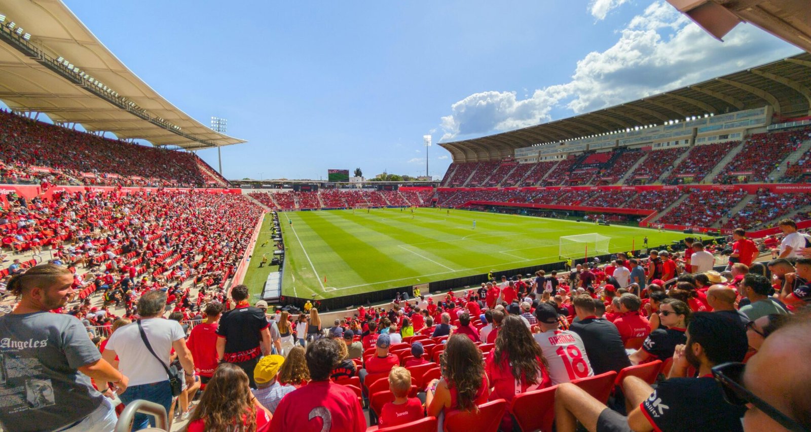 Fußballfans auf Mallorca beobachten ein Spiel im Stadion, fotografiert von David Vives.