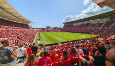 Fußballfans auf Mallorca beobachten ein Spiel im Stadion, fotografiert von David Vives.