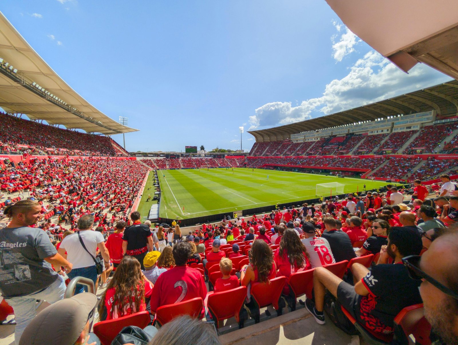 Fußballfans auf Mallorca beobachten ein Spiel im Stadion, fotografiert von David Vives.