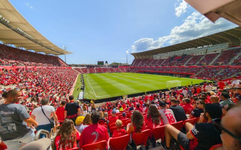 Fußballfans im Stadion auf Mallorca während eines Spiels, fotografiert von David Vives