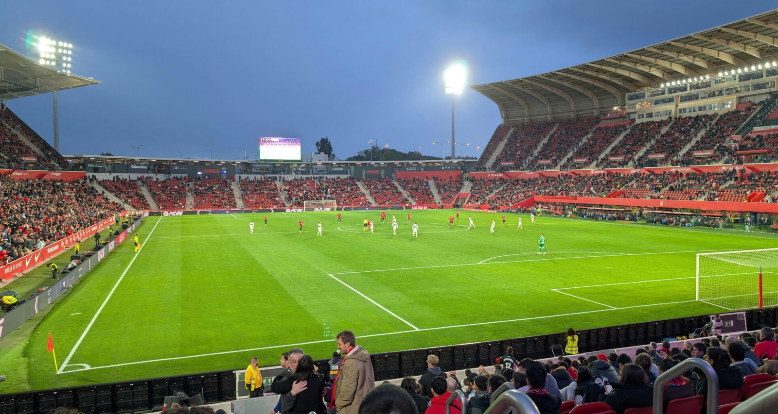 Fußballspiel in einem Stadion auf Mallorca mit Zuschauern und Fans, die das Spiel verfolgen, aufgenommen von David Vives.