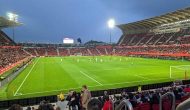 Fußballspiel in einem Stadion auf Mallorca mit Zuschauern und Fans, die das Spiel verfolgen, aufgenommen von David Vives.