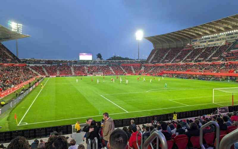 Fußballspiel in einem Stadion auf Mallorca mit Zuschauern und Fans, die das Spiel verfolgen, aufgenommen von David Vives.